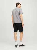 Short negro de Jack & Jones, corte clásico con dobladillo y cinco bolsillos.