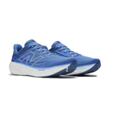 Championes de running New Balance Fresh Foam 1080v12, color negro con detalles en dorado. Cuentan con amortiguación Fresh Foam X, empeine de punto técnico Hypoknit y sujeción estratégica.