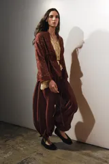 Kimono color ladrillo con bordado floral, confeccionado en lino. Tiene mangas largas, cinturón ajustable con lazadas y detalle de abalorios.