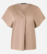 Blusa color café confeccionada en poliéster y elastano, con acabado satinado, escote V y mangas cortas. Presenta pliegues delanteros.