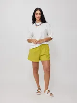 Remera amarilla de algodón con corte oversized y estampado en el frente.