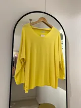 Sweater amarillo de punto con escote en pico y mangas 3/4 amplias.