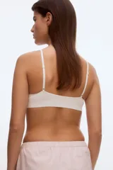 Soutien tipo bralette o top deportivo, color blanco, con tejido acanalado (ribbed) y escote en V pronunciado. Posee breteles finos y ajustables.