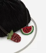 Cartera bandolera negra con correa de cadena y cierre tipo bolsa. Decorada con bordados de frutillas y sandía con mostacillas.