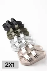 Sandalias de goma con hebillas, color beige.
