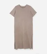 Vestido midi estilo remera, confeccionado en algodón con efecto desteñido, mangas cortas y cuello redondo.