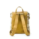 Mochila color ocre con detalles en cuero sintético y laterales a rayas. Tiene apertura superior con doble cierre metálico, dos bolsillos frontales con cierre, bolsillos laterales y tres bolsillos internos. Incluye correa larga regulable y correas traseras regulables.