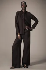 Pantalón palazzo de lino color rosado, con cintura elástica ajustable con cordón y bolsillos laterales ocultos.