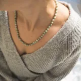 Collar de amazonita con cuentas de 6mm y separadores de hilo color verde agua. Cierre de mosquetón de acero hipoalergénico con baño dorado.