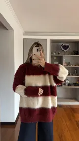 Buzo de punto oversized con rayas en color burdeos y blanco, diseño de corte suelto.