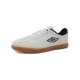 Championes urbanos Umbro Track para hombre, color blanco con detalles en negro y suela de goma color caramelo.