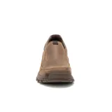 Zapato Caterpillar tipo slip-on de cuero color marrón, con forro de malla de nylon, plantilla acolchada, suela de goma y tecnología CLEANSPORT NXT.