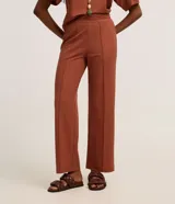 Pantalón recto color ladrillo, confeccionado en tejido orly con cintura elástica trabajada.