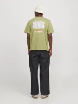 Camiseta verde oliva de manga corta y cuello redondo con calce holgado. Estampa en la espalda con impresión de goma de tacto suave con diseño de ventana con flores.