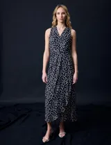 Vestido largo Donna Ricco de gasa color negro con estampado de lunares blancos, escote en V cruzado, sin mangas, cintura con lazo de ajuste y forro interno.