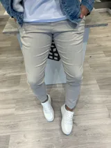 Pantalón chino color arena de gabardina con lycra, corte ajustado.