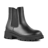 Bota Chelsea de cuero sintético color negro, con elásticos laterales y suela track.