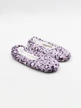 Pantuflas ballerina de tela suave con estampado de leopardo en tonos lila y blanco, con interior de felpa blanca.