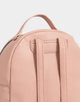 Mochila pequeña de cuerina color rosa, con bolsillo frontal acolchado, correas regulables y manija superior.