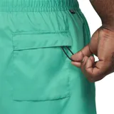 Short de hombre color verde agua, con cintura elástica ajustable con cordón blanco y logo de Nike bordado en blanco en la pierna izquierda.