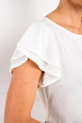 Blusa blanca de viscosa con escote redondo con abertura en forma de gota y mangas cortas con volados.