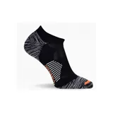 Calcetines deportivos negros con detalles en gris y naranja, de corte tobillero y tejido técnico transpirable.