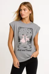 Remera gris de algodón con mangas cortas y cuello redondo. Estampado frontal con diseño de dos bailarinas y texto "Lost and Found".