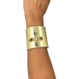 Pulsera ajustable de bronce enchapada en oro con diseño de cruz y piedras naturales, elaborada artesanalmente.