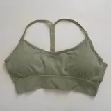 Top deportivo verde con breteles finos y espalda deportiva.