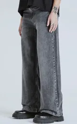 Pantalón de denim negro con lavado clásico, cinco bolsillos y corte wide leg. Confeccionado con energías renovables en Argentina.