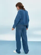 Pantalón de jean celeste de corte ancho con paneles y costuras a la vista.