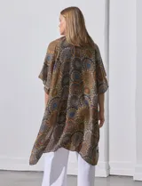 Kimono estampado en tonos naranja, azul y marrón, de modal marca Jessica McClintock, con mangas japonesas amplias.