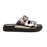 Sandalias plateadas con plataforma negra y doble tira con hebillas metálicas.