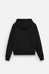 Sudadera negra relaxed fit de algodón compacto con interior en rizo, cuello con capucha ajustable, manga larga, bolsillos frontales tipo canguro, acabados en rib y cierre frontal con cremallera.
