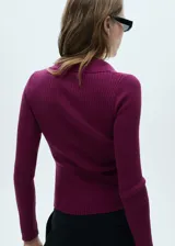 Cárdigan negro de punto canalé con cuello polo y cierre de botones.