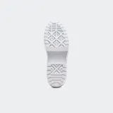 Championes negros con plataforma elevada y talón dentado, parte superior de lona duradera, diseño icónico de Converse.