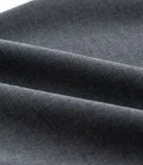 Pantalón negro de corte slim con cintura elástica y trabilla, cierre tradicional y bolsillos funcionales.