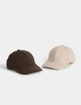 Gorra marrón chocolate de efecto gamuza con bordado frontal y regulador metálico trasero.