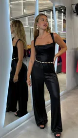 Mono largo negro de calce ajustado con breteles finos y escote cuadrado. Incluye cinto dorado con apliques de strass.