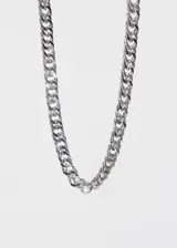 Cadena plateada de acero quirúrgico con eslabones cubanos gruesos.