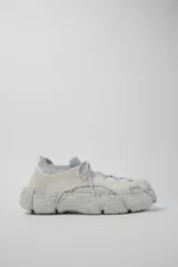 Championes Camper modelo Roku, color blanco hueso, con cordones y suela gruesa segmentada.