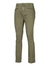 Pantalón de jean negro de tiro medio, corte skinny, con bolsillos delanteros con cierre y ruedo desflecado.
