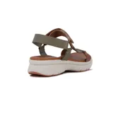 Sandalias de cuero color marrón claro, con plataforma blanca y ajuste con velcro.