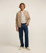 Campera bomber marrón de terciopelo pana con cuello redondo, cierre con botones a presión, bolsillos laterales, puños y cintura elastizados.