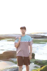 Remera manga corta color chocolate con cuello redondo y logo estampado en el pecho.