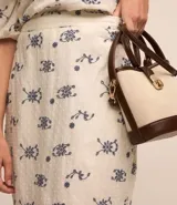 Pollera midi de laise color blanco con bordado de flores y diseño boho.