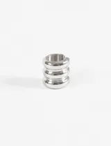 Earcuff plateado con diseño ondulado.