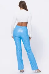 Pantalón de cuero ecológico color fucsia, con cierre y botón metálico, bolsillos laterales y detalle de estrella en la parte trasera.