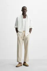 Pantalón azul marino de corte recto, con cintura elástica ajustable con cordón, bolsillos laterales y traseros.