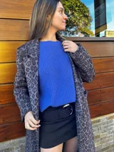 Tapado largo con estampado animal print en tonos grises.